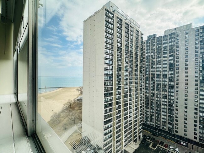 Building Photo - 5757 N Sheridan Rd