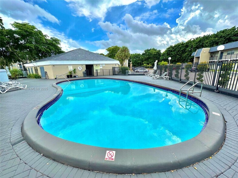 Building Photo - 7831 Colony Cir N