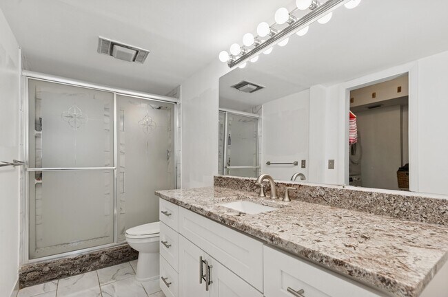 Building Photo - 911 Gardenia Dr