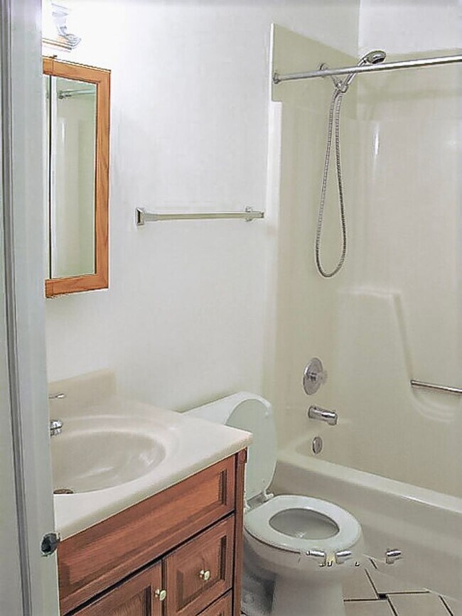 Building Photo - Serene and Private 3 Bed 3 Bath Single Fam...