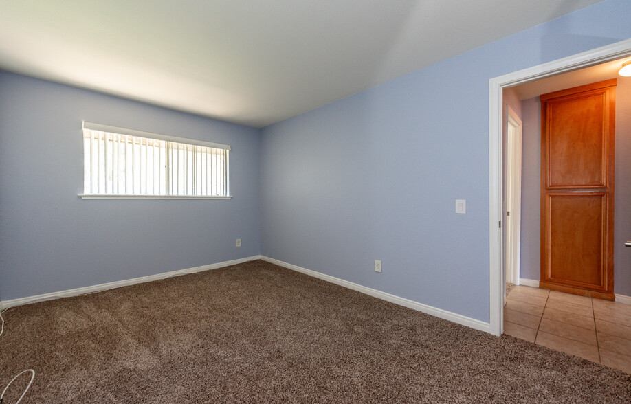 Second Bedroom) - 1554 Border Ave
