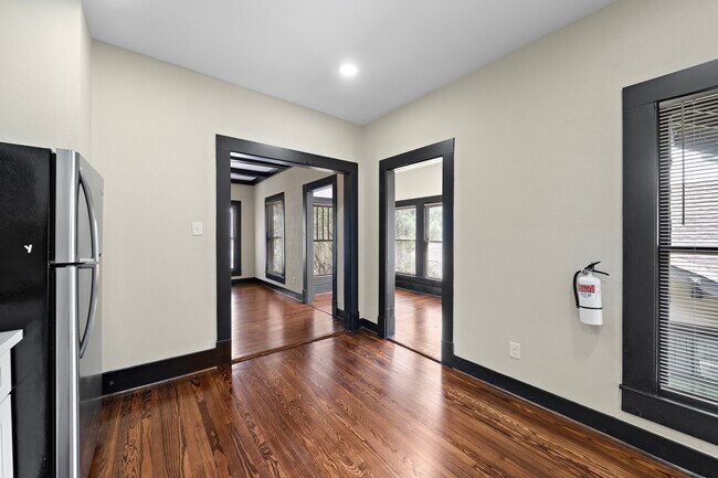 Building Photo - 811 Sul Ross St