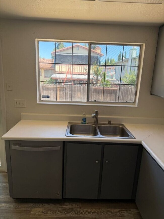Building Photo - Rare Remodeled 5 Bedroom 2.5 Bath Tri Level in Vacaville
