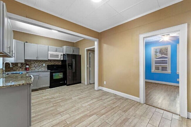 Building Photo - 166 Kingston Ave