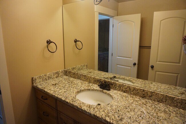 Building Photo - Gorgeous 4 Bedroom Sandy Home "Pet Friendly"