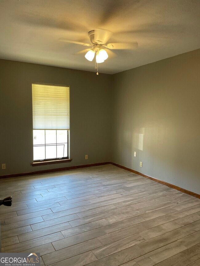 Building Photo - 211 N Woodvalley Dr