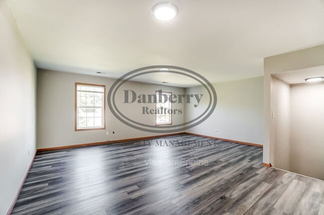 Building Photo - 1117 N Byrne Rd