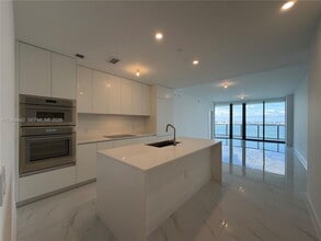 Building Photo - 700-724 3503