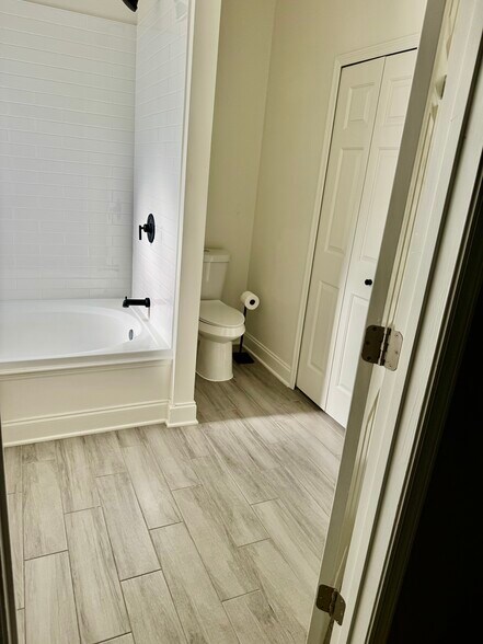 Master Bath 1- Soaker Tub - 7902 Canary Palm Ct