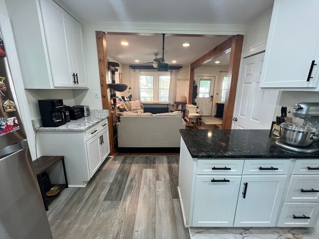 Building Photo - Terrific 3 Bed/1 Bath Colonial in Glen Cove!
