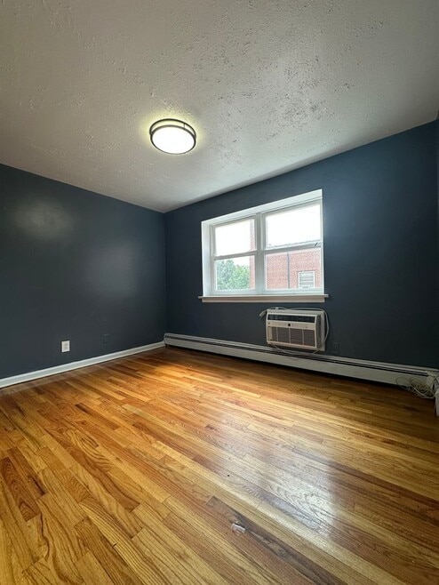 Building Photo - 128 E 7th St
