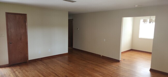 Building Photo - 800 Lake Shore Ter