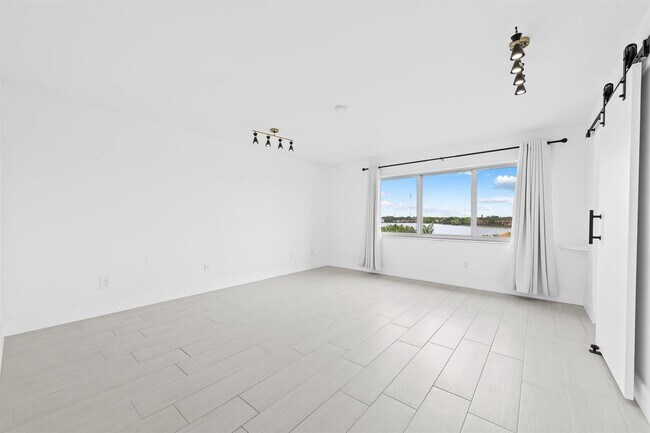 Building Photo - 877 NE 195th St