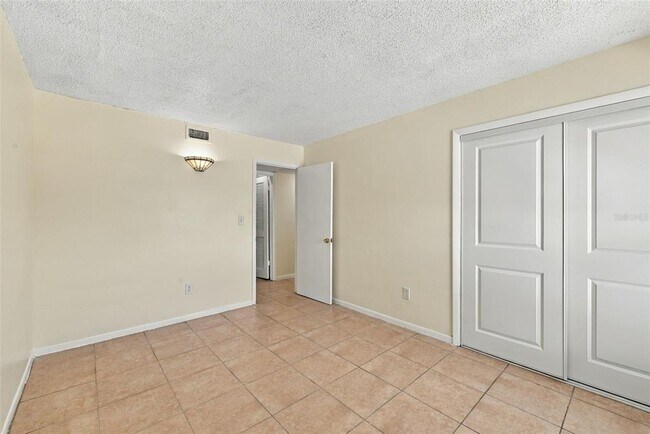 Building Photo - 905 W Oak Ridge Rd