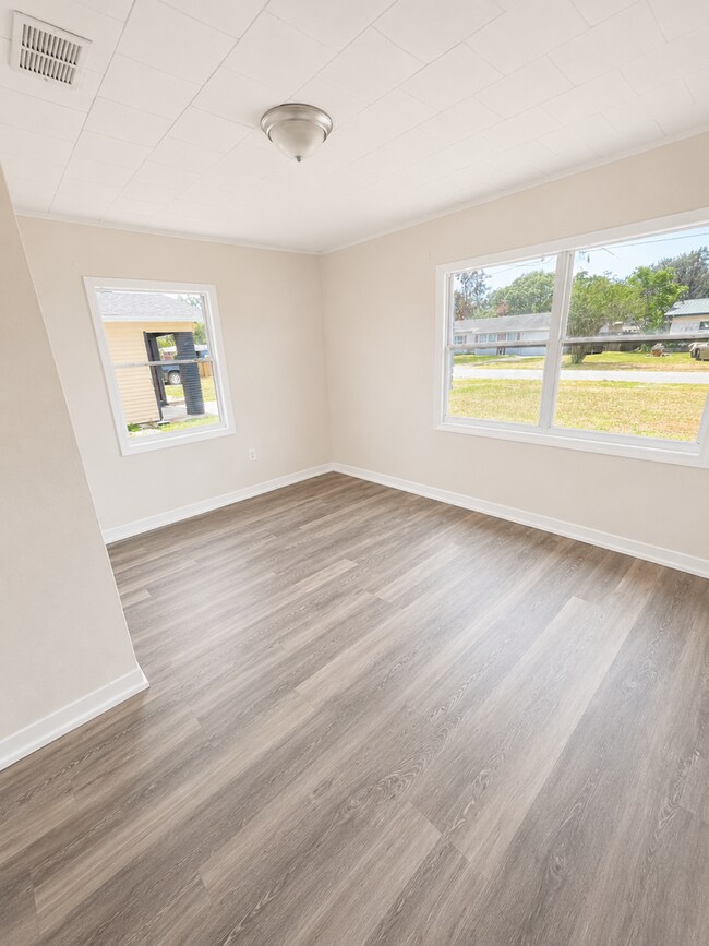 Building Photo - Tons of Living Space in this 3BR/1BA Zephyrhills Block Home with Large Fenced Yard!