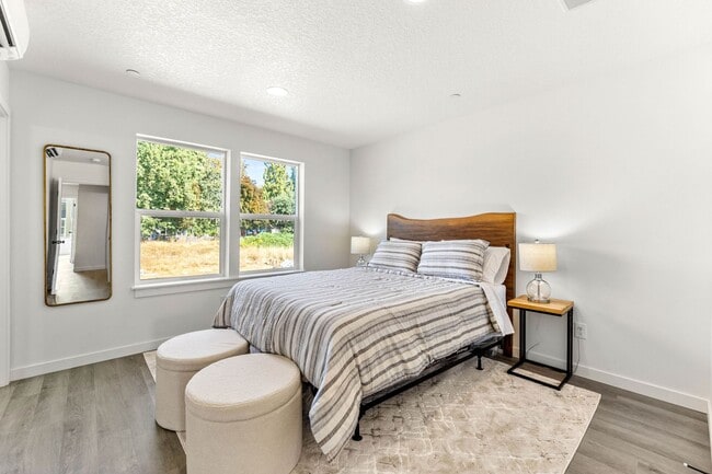 Building Photo - New Modern Home