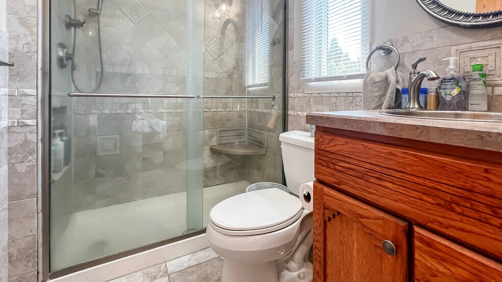 Building Photo - 106 6th Ave