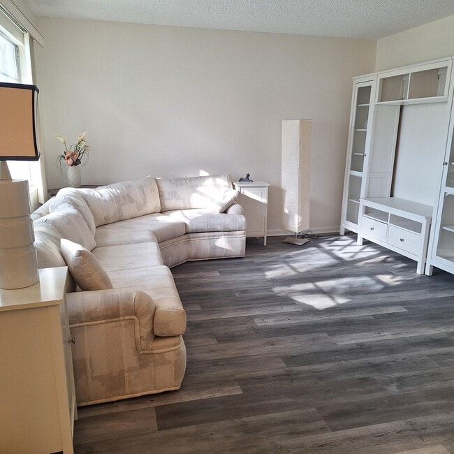 Building Photo - 2092 Wolverton E