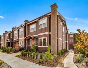 Building Photo - Luxurious Townhouse in NW Bend, 3 Bedrooms...