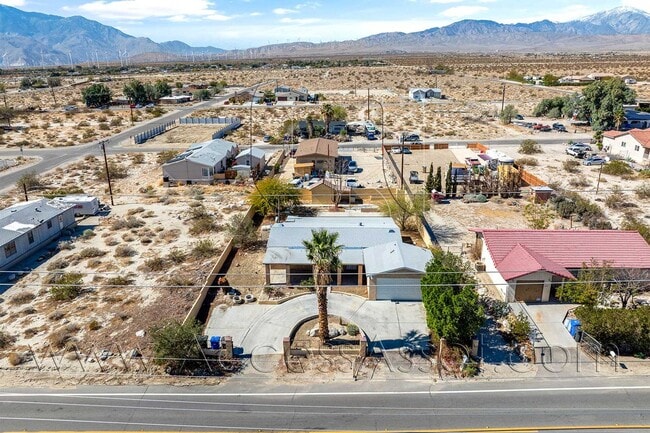 Building Photo - Charming 4 Bed/2.5 Bath Home With Spacious Backyard And Gated Entrance!