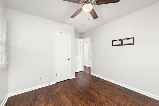 Building Photo - Beautifully Updated 1/2 Duplex in Prime Kansas City Location!