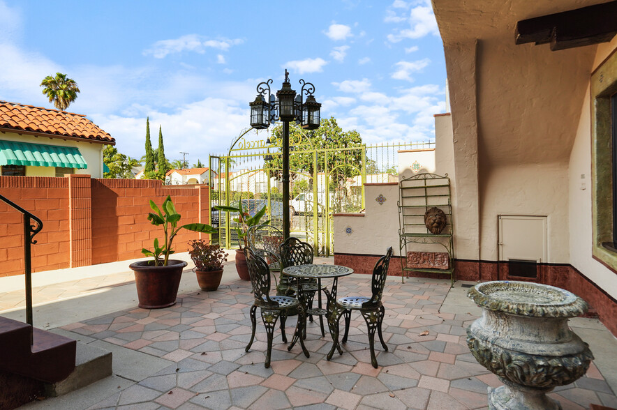 Front Patio Area - 1557 S Genesee Ave