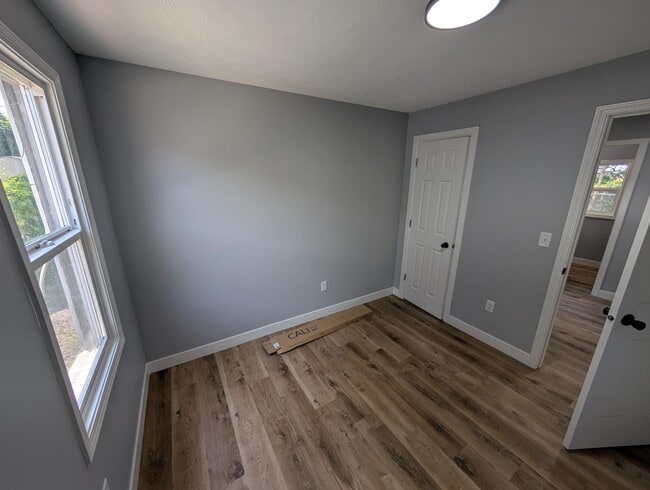 Building Photo - 2117 Kemble Ave