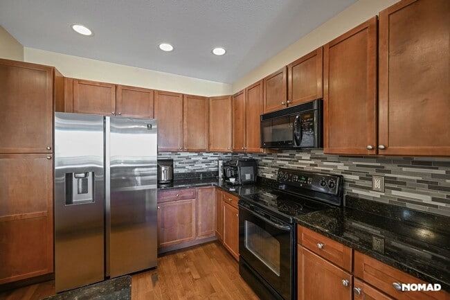 Building Photo - Charming 1.5BR Condo in Englewood