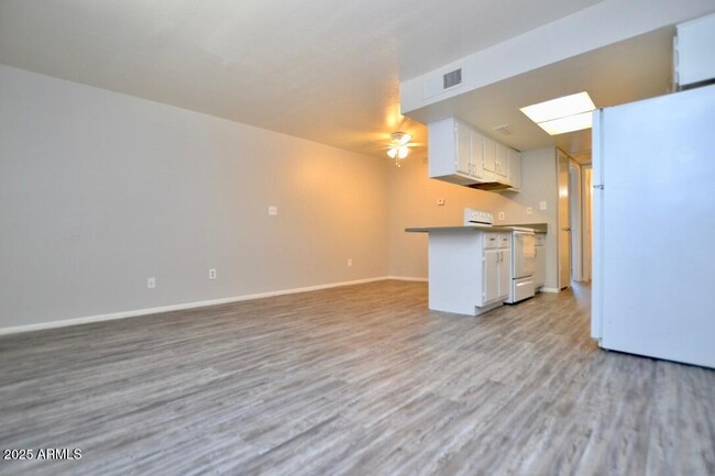 Building Photo - 3004 E Waltann Ln