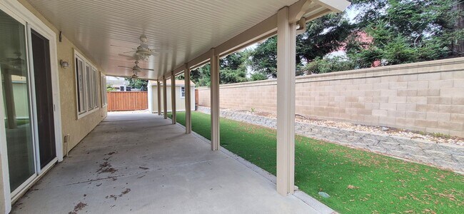 Building Photo - 2080 Mariposa Dr