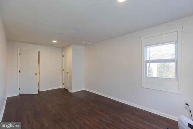 Building Photo - 324 E Washington St