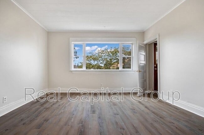 Building Photo - 305 Cable St