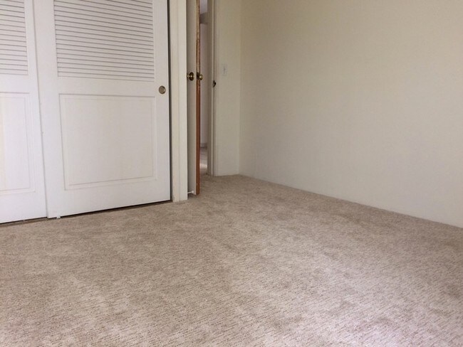 Building Photo - Mauna Luan 2BR/2BA/2PK Desirable End Unit