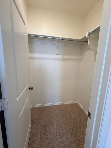 closet - 4809 Lunker St
