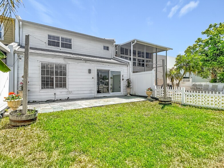 Building Photo - 8733 Bay Pointe Dr