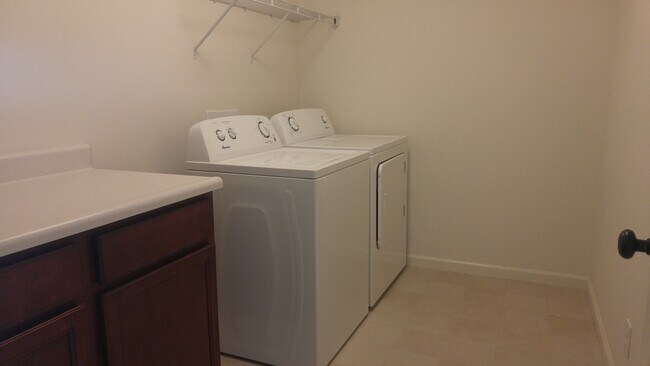 Building Photo - Modern 4 Bedroom, 2.5 Bath West Side Single Family Home