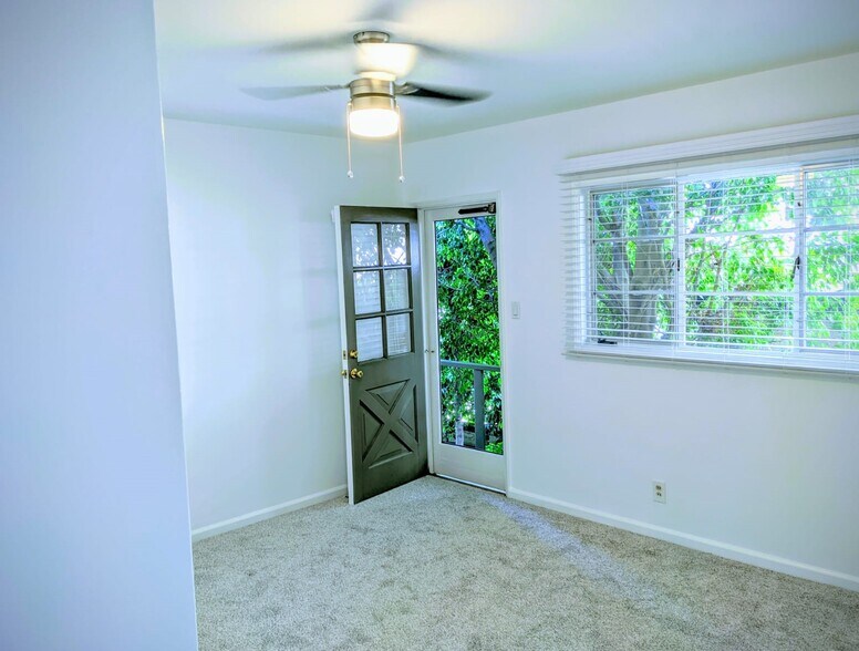 Back door exit in bedroom - 3918 Park Pl