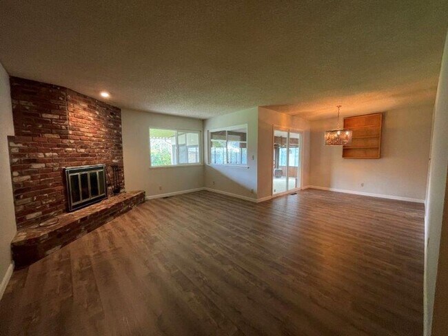 Building Photo - Desired Greenhaven 4 Bedroom