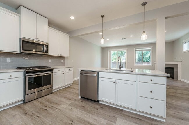 Building Photo - Desirable Salmon Creek Home Located in Lux...