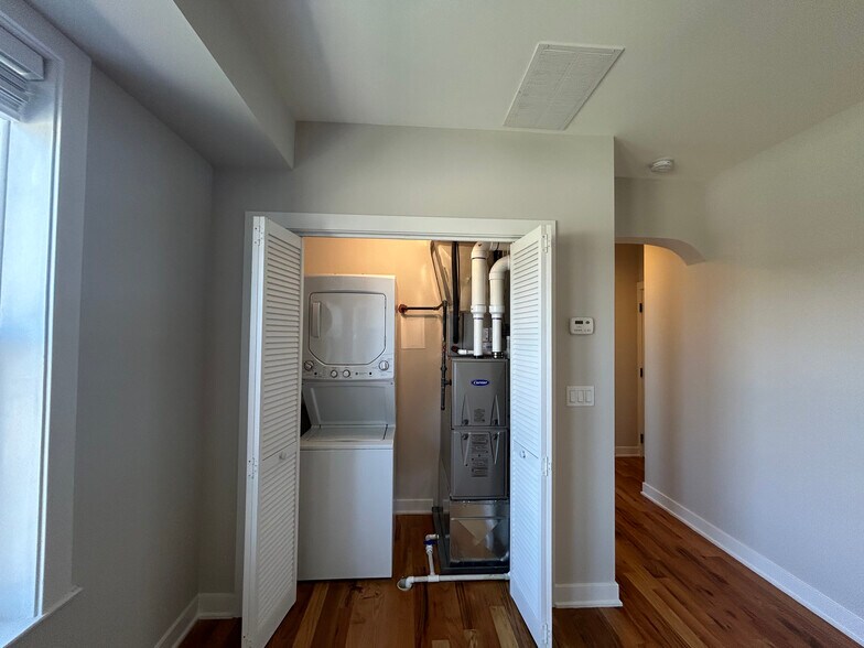 Building Photo - 648 W Wrightwood Ave