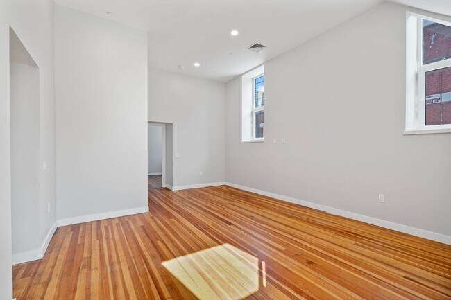 Building Photo - 163 Chestnut St