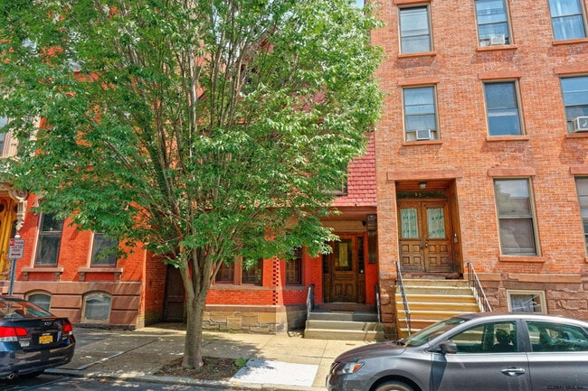 Building Photo - 150 2nd St