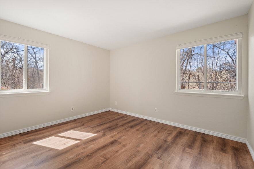 Building Photo - 281 S Zinnia Way