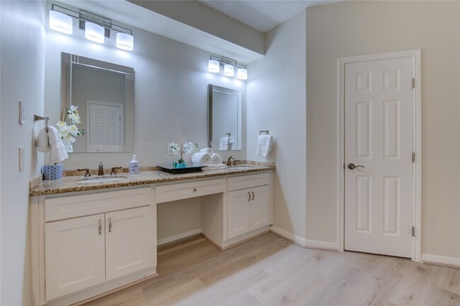 Building Photo - 714 Last Arrow Dr