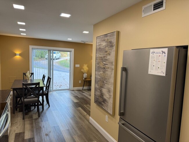 Building Photo - MOVE IN READY!!!!