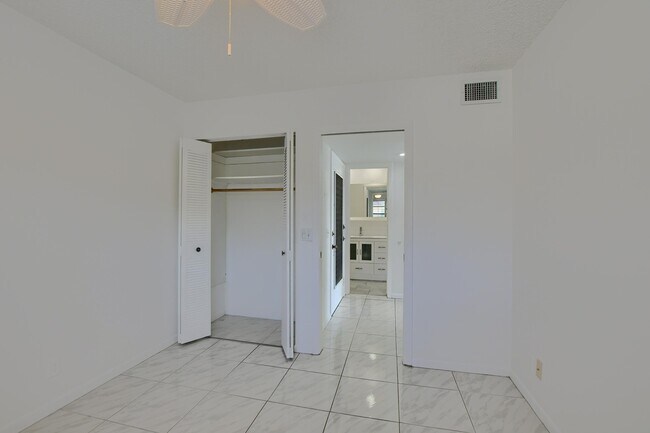 Building Photo - 224 Capri E