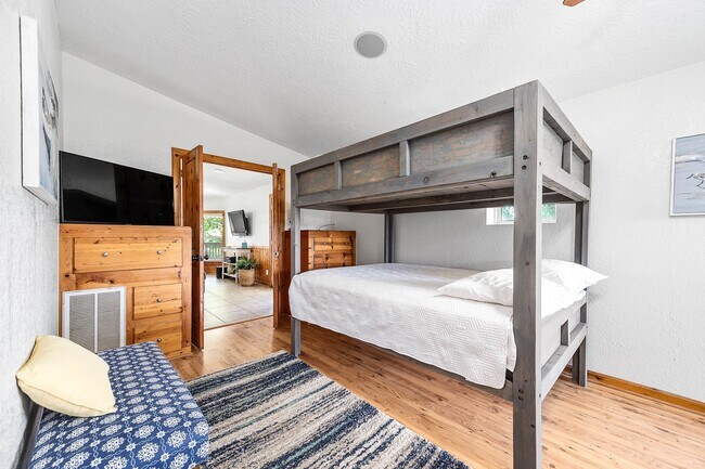 Building Photo - 302 Palm Dr