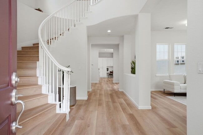 Building Photo - BRIGHT, OPEN RESIDENCE IN RIVERMARK HOME WITH EXCELLENT LAYOUT