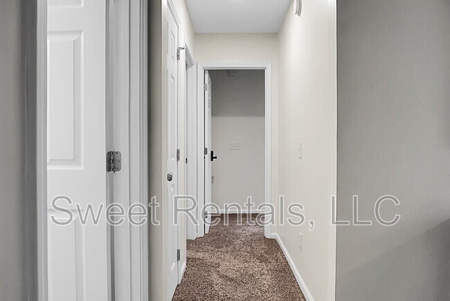 Building Photo - 124 Larkspur Dr