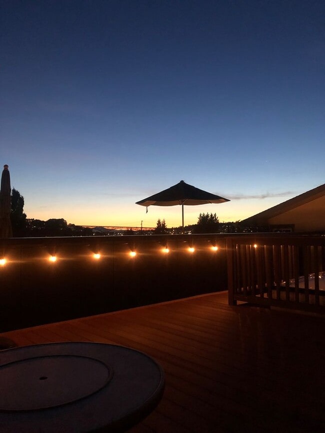 Building Photo - Gorgeous Eastlake Townhome - Stellar Locat...